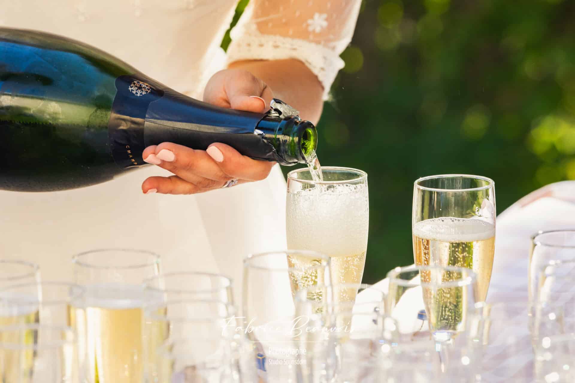 Cocktail de mariage lors d'une cérémonie laïque champêtre