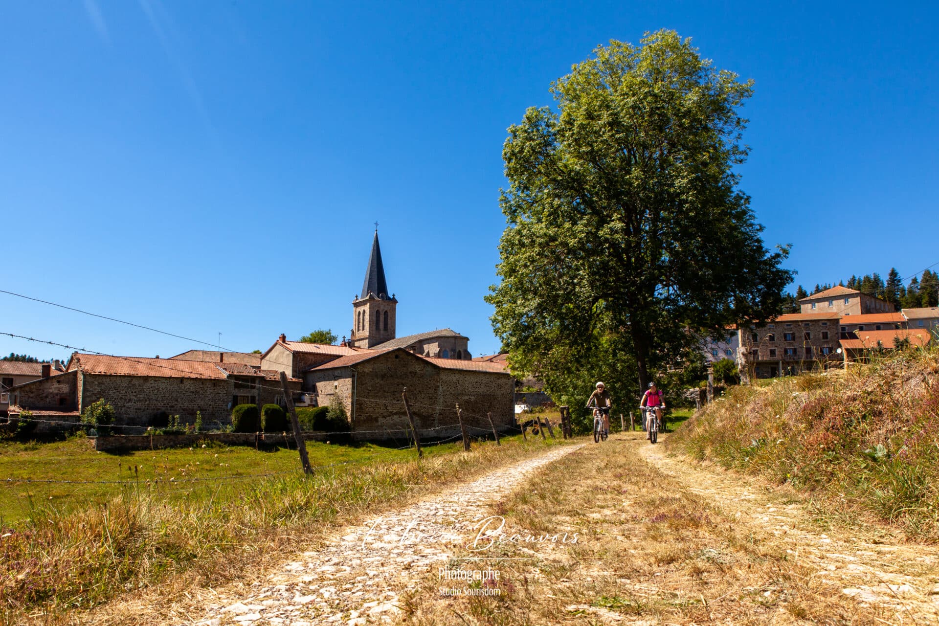 Deux VTT sur un chemin de la commune de Saint-Julien-Molhesabate (Haute-Loire)