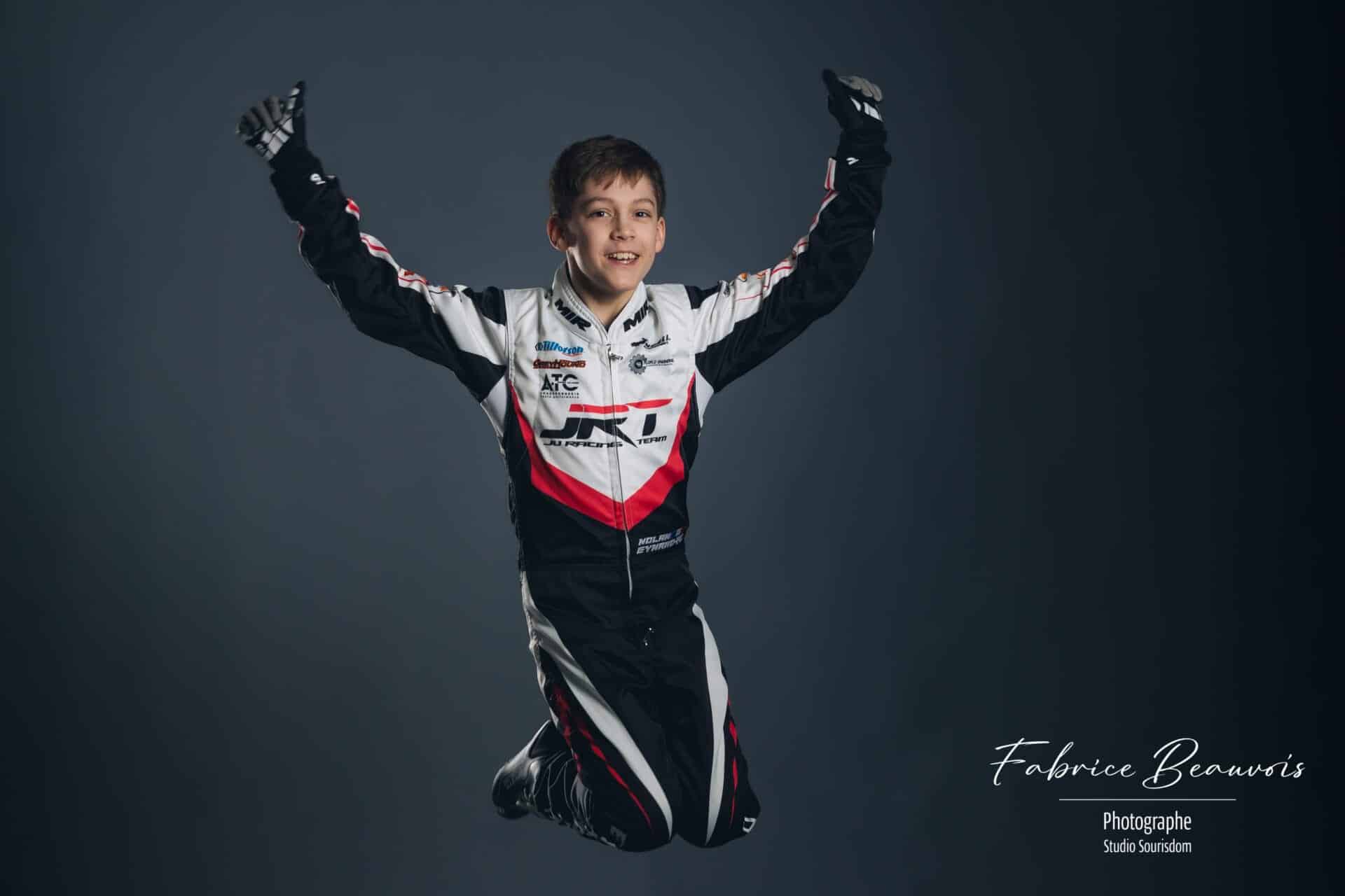 Temps suspendu pour ce jeune champion de kart lors d'une séance photos