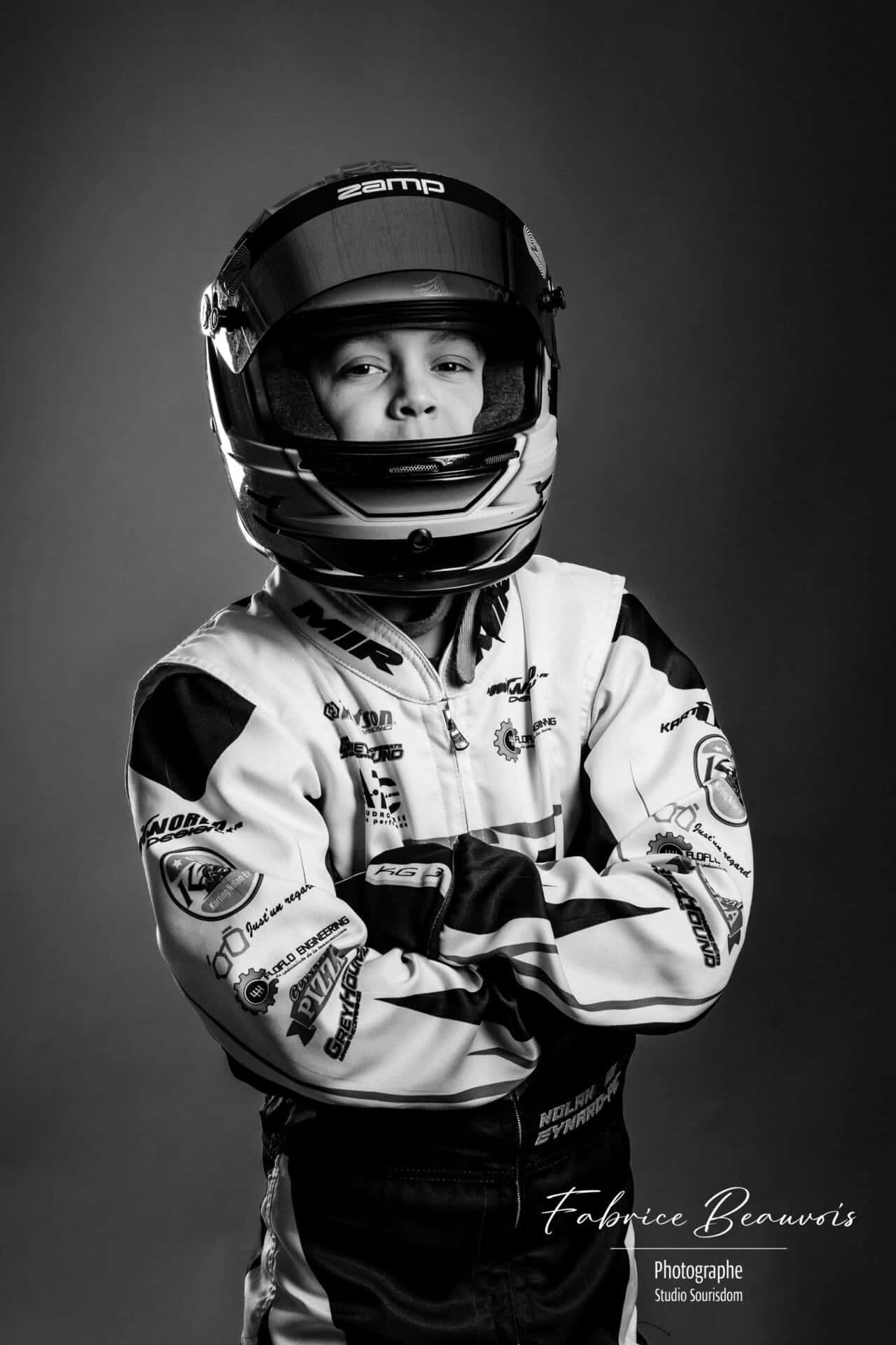 Illustration portrait en noir et blanc d'un champion de kart avec son casque de course