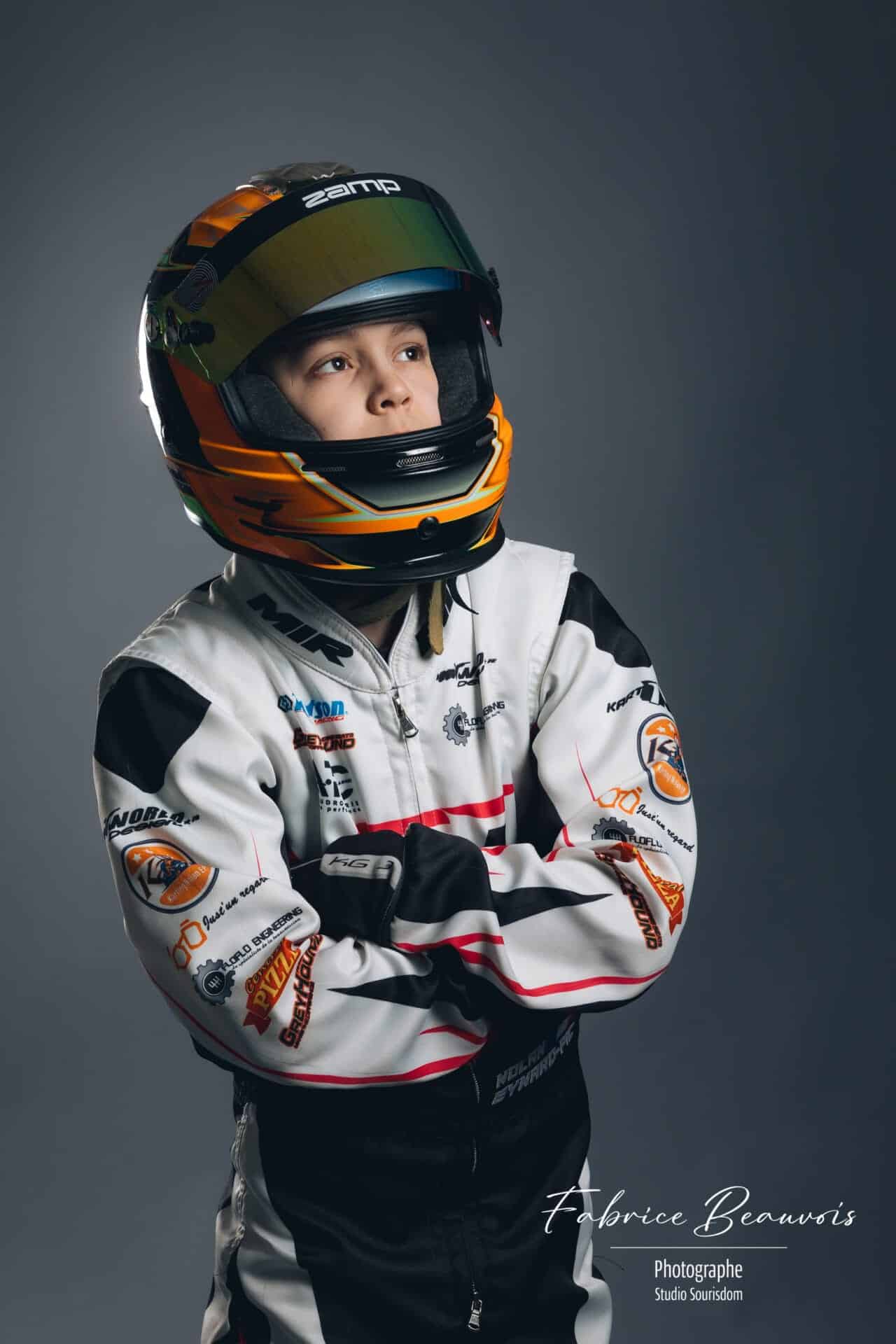 Portrait d'un champion de kart avec son casque de course