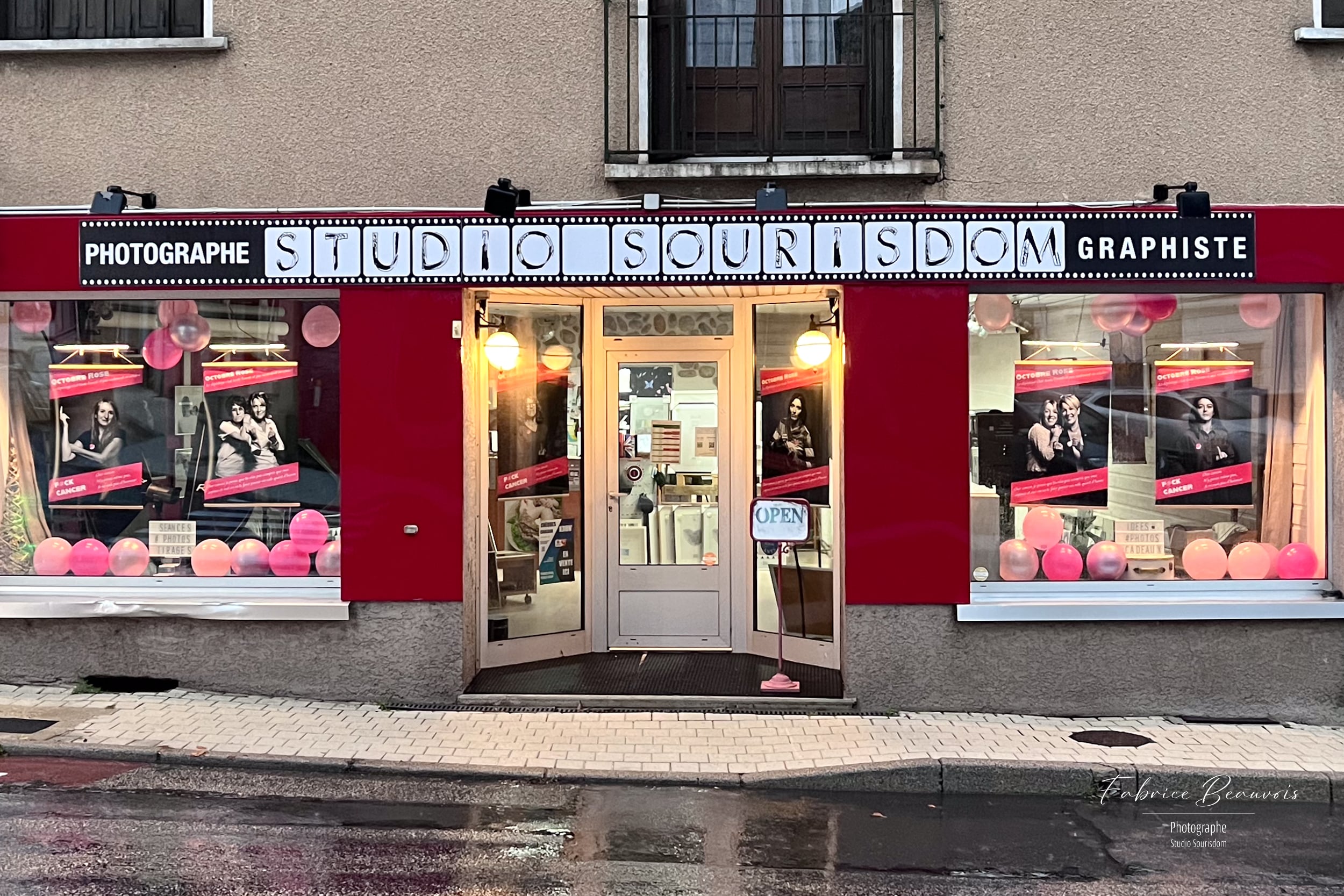 Façade du magasin du Studio Sourisdom pour octobre rose 2024